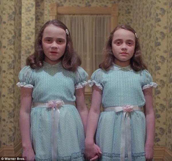 还记得《闪灵》里的双胞胎吗？她们长大变成这样了