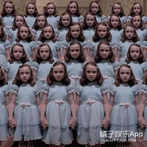 还记得《闪灵》里的双胞胎吗?她们长大变成这样了