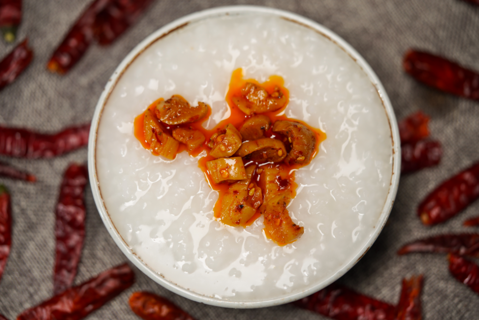 不论平淡的白粥,还是寡淡的清汤面条,只要加点脆辣萝卜干,鲜,香,咸,辣