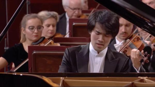 肖邦资料(24岁加拿大华裔钢琴家，获肖邦国际钢琴比赛冠军)