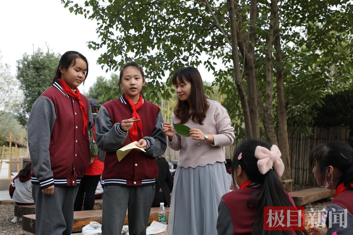 武汉市光谷第六小学给优秀生发放“田野上课奖”(图2)