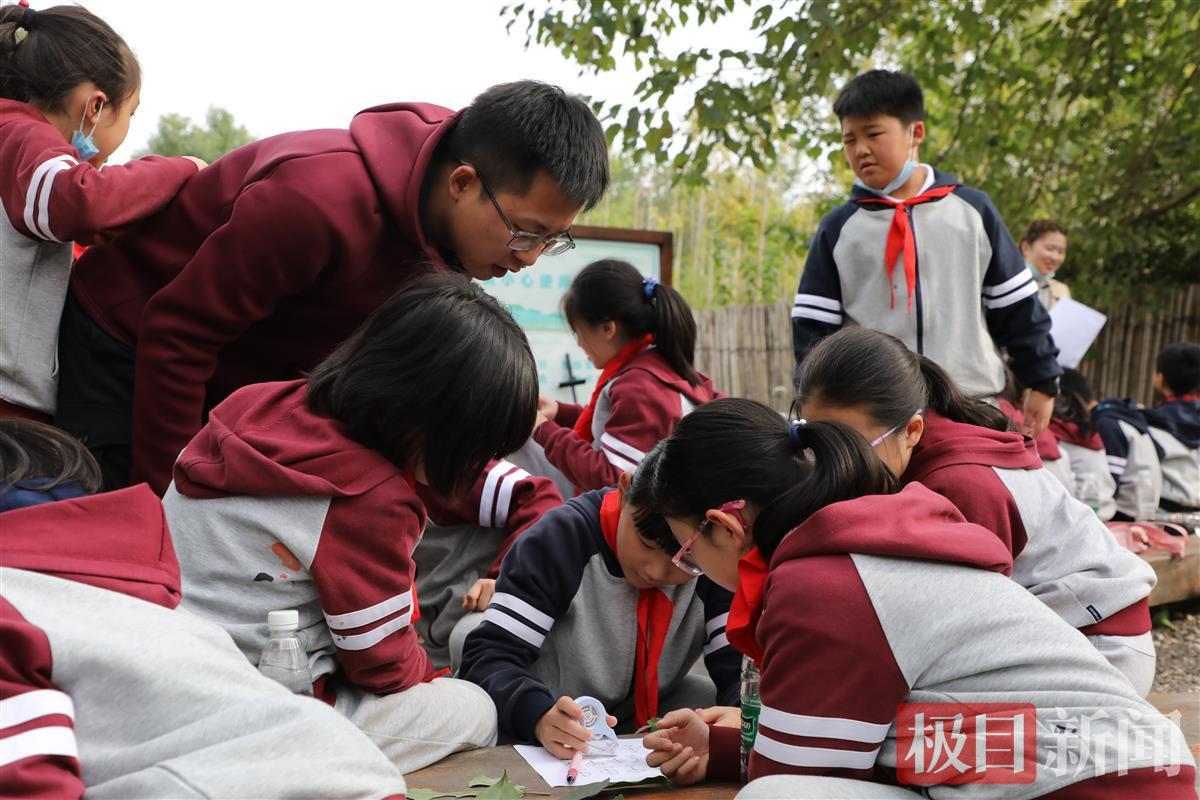 武汉市光谷第六小学给优秀生发放“田野上课奖”(图7)