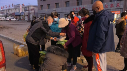 内蒙古额济纳旗如何安置滞留的近万名游客？
