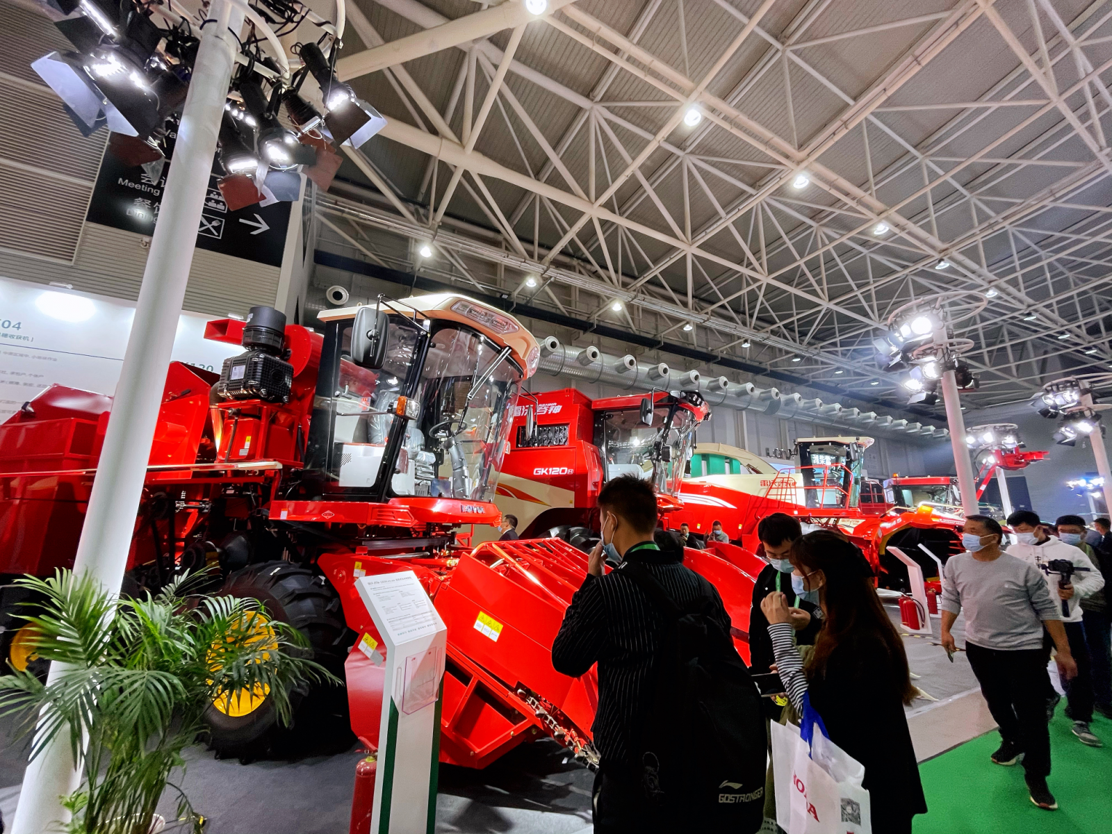 農機裝備也能“高大上”？全國農機展上逛一逛