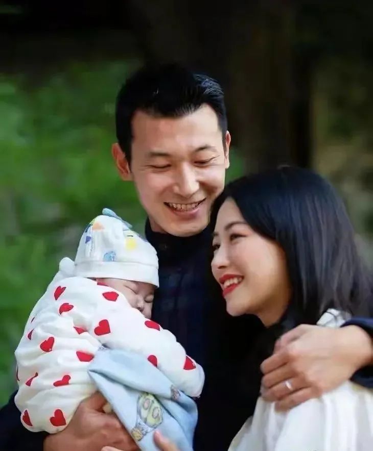 朱珠晒全家福,她的金耳环好抢镜