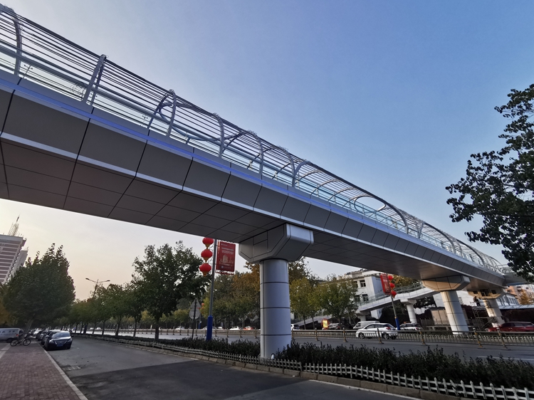 ?秦皇島市第八中學(xué)過街天橋投入使用(圖1)