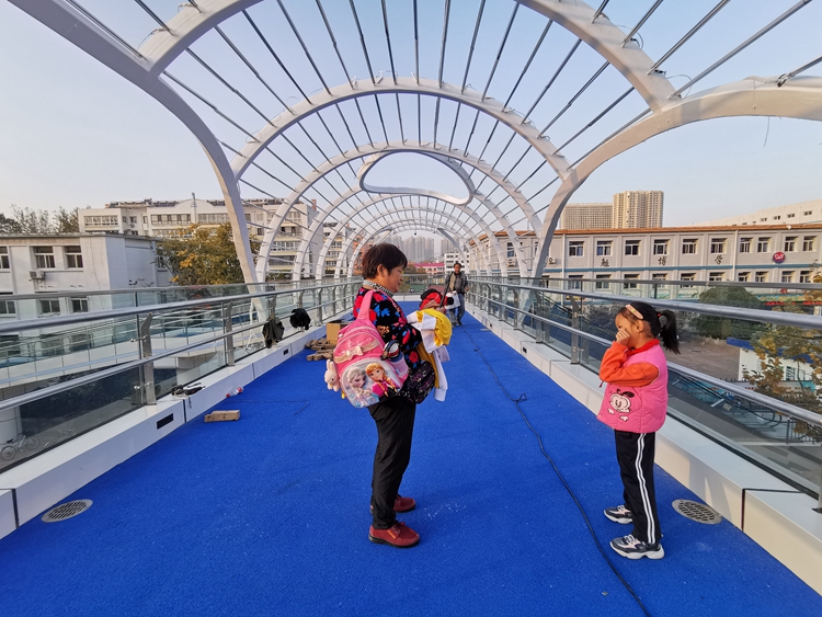 ?秦皇島市第八中學(xué)過街天橋投入使用(圖2)