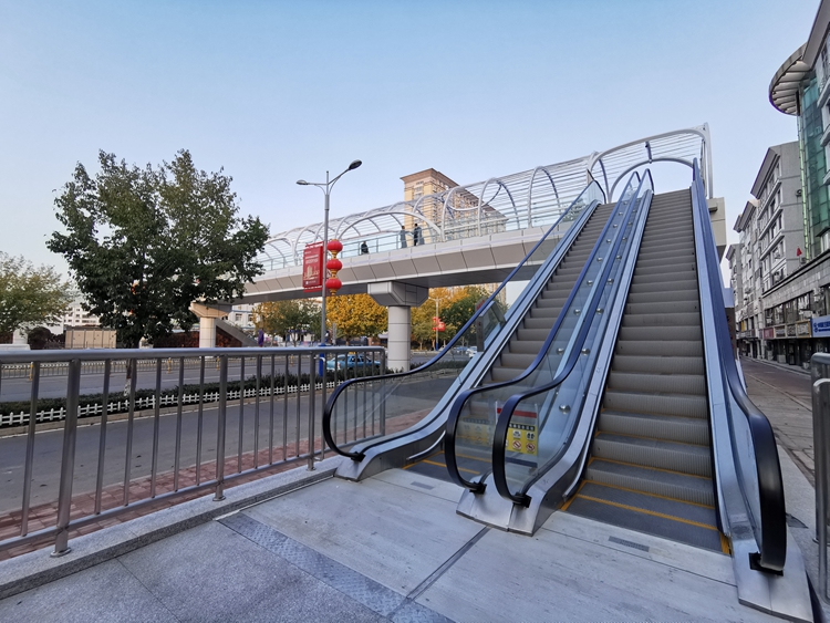 ?秦皇島市第八中學(xué)過街天橋投入使用(圖3)