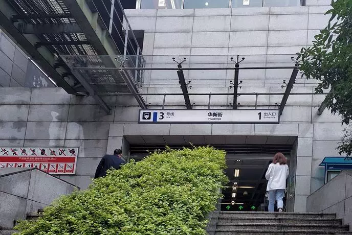 重庆超豪华大学：依山环水，占地2390余亩，校内出行还得坐车