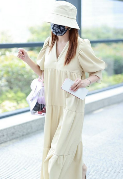 张雨绮机场新造型,身穿"孕妇裙"秀慵懒,蕾丝口罩女人味十足 - 114货源