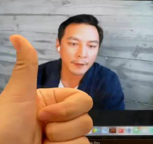 吴彦祖一家四口路边摊吃饭，毫无明星架子，合照被吐槽长相太普通