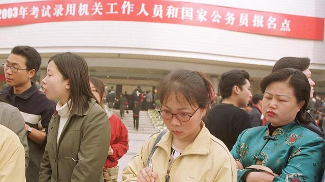 今后想当公务员，有哪些专业适合考公务员？为何推荐这4个专业？