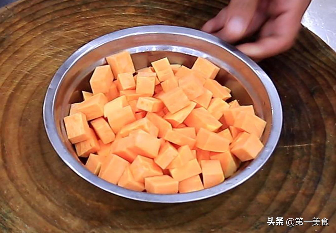 炸地瓜块的做法（教你3步做出香甜又酥脆）