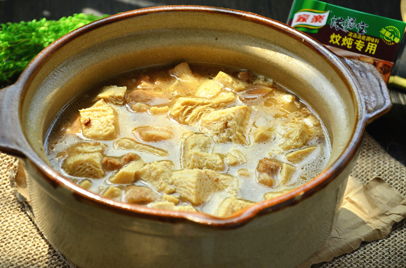天冷就炖上一锅白菜炖冻豆腐，连菜带汤一大锅，越吃越暖和