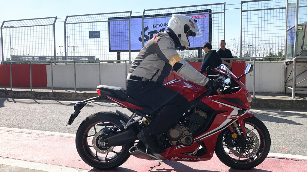 多了一个“R”贵4000块，本田CBR650R值不值