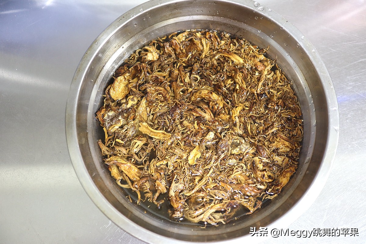 全家老少都爱的酱肉包子，酱香浓郁又暄软，左右手各2个吃撑了