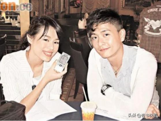 除了20岁的时候，“最丑陋的香港姐妹”，一名43岁的郑级女演员被堆积。