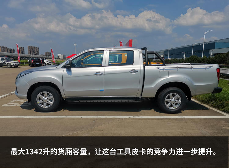 试驾江铃新宝典2.5L柴油四驱版 8万元级工具皮卡不止有蛮力