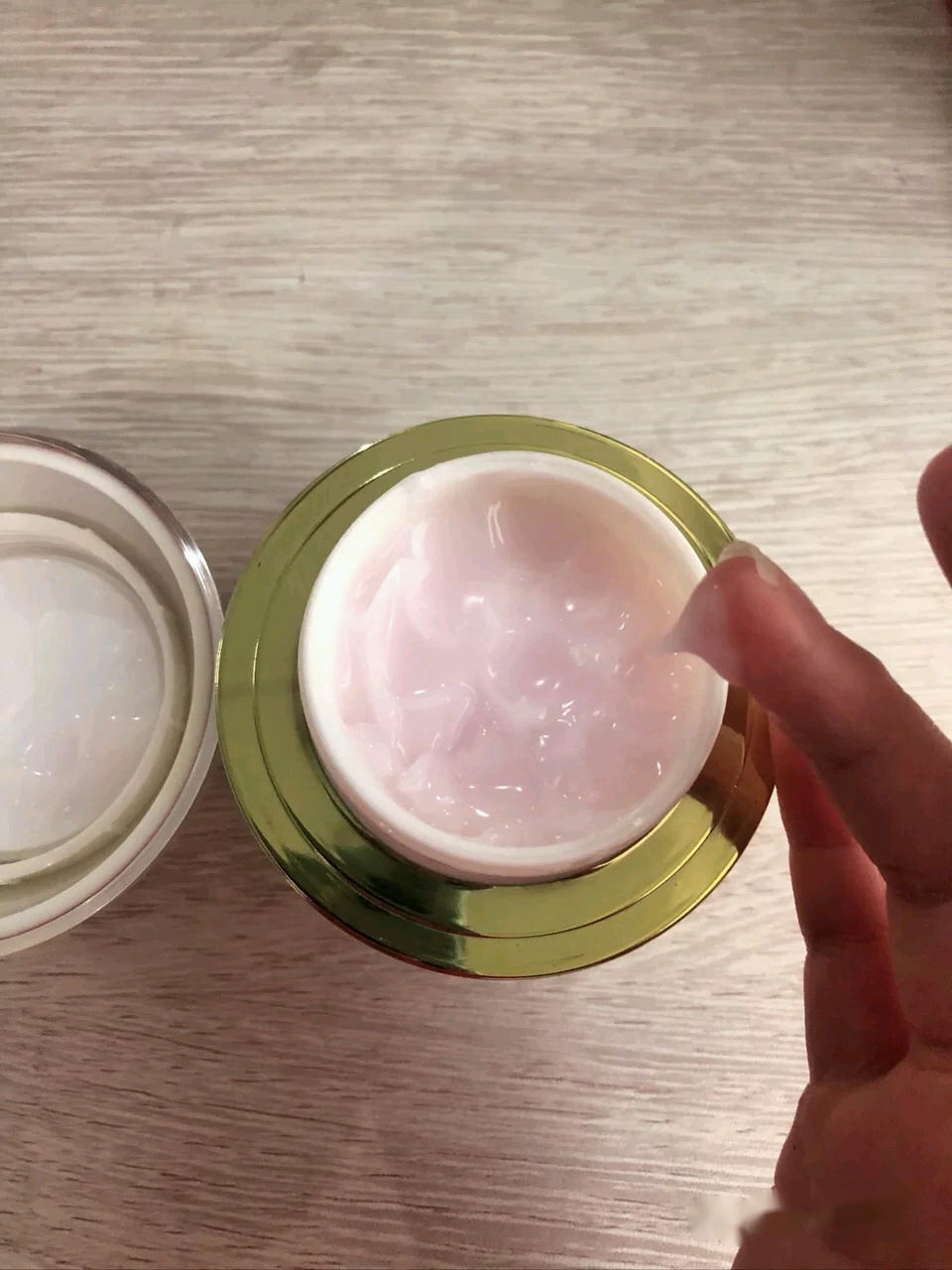 不同年龄用不同眼霜：AHC适合年轻肌肤，兰蔻适合熟龄肌肤，你呢