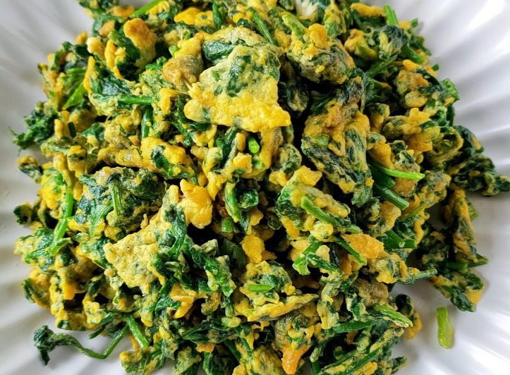 蒲公英炒鸡蛋「春末夏初,遇到这个菜别错过,和鸡蛋一炒软嫩鲜香,比肉