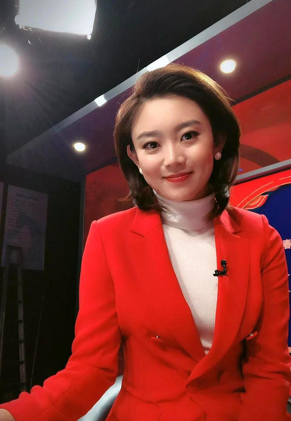 三2019年,李七月第二次参加了央视主持人大赛,参赛时她选择了文艺类.