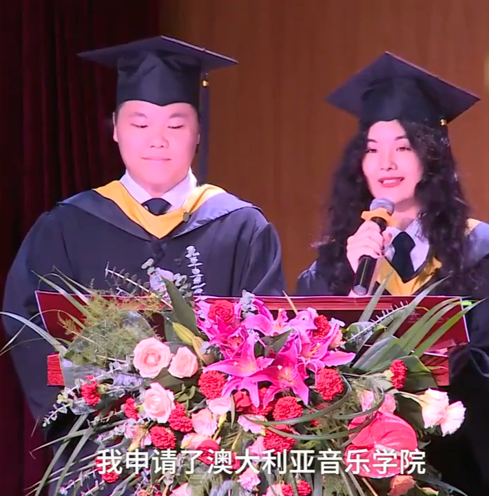 新疆18岁女孩“人美歌甜”，同时被15所世界名校录取，有颜又有才