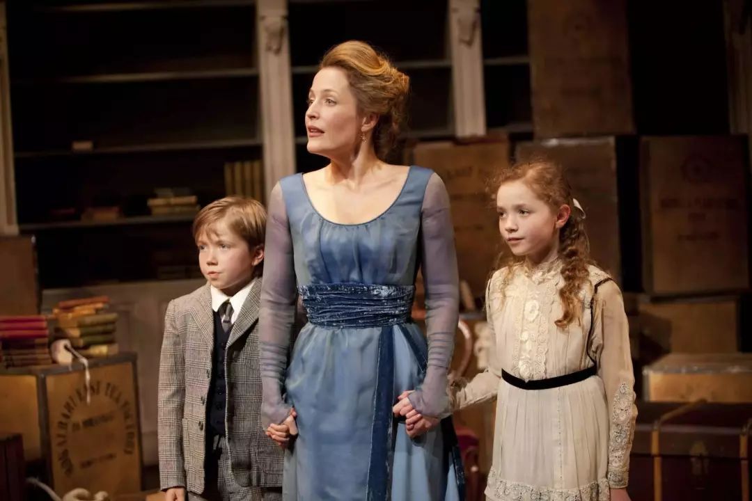 在故事开头,娜拉是一个极其天真淳朴的人,认为自己就是世界最幸福的