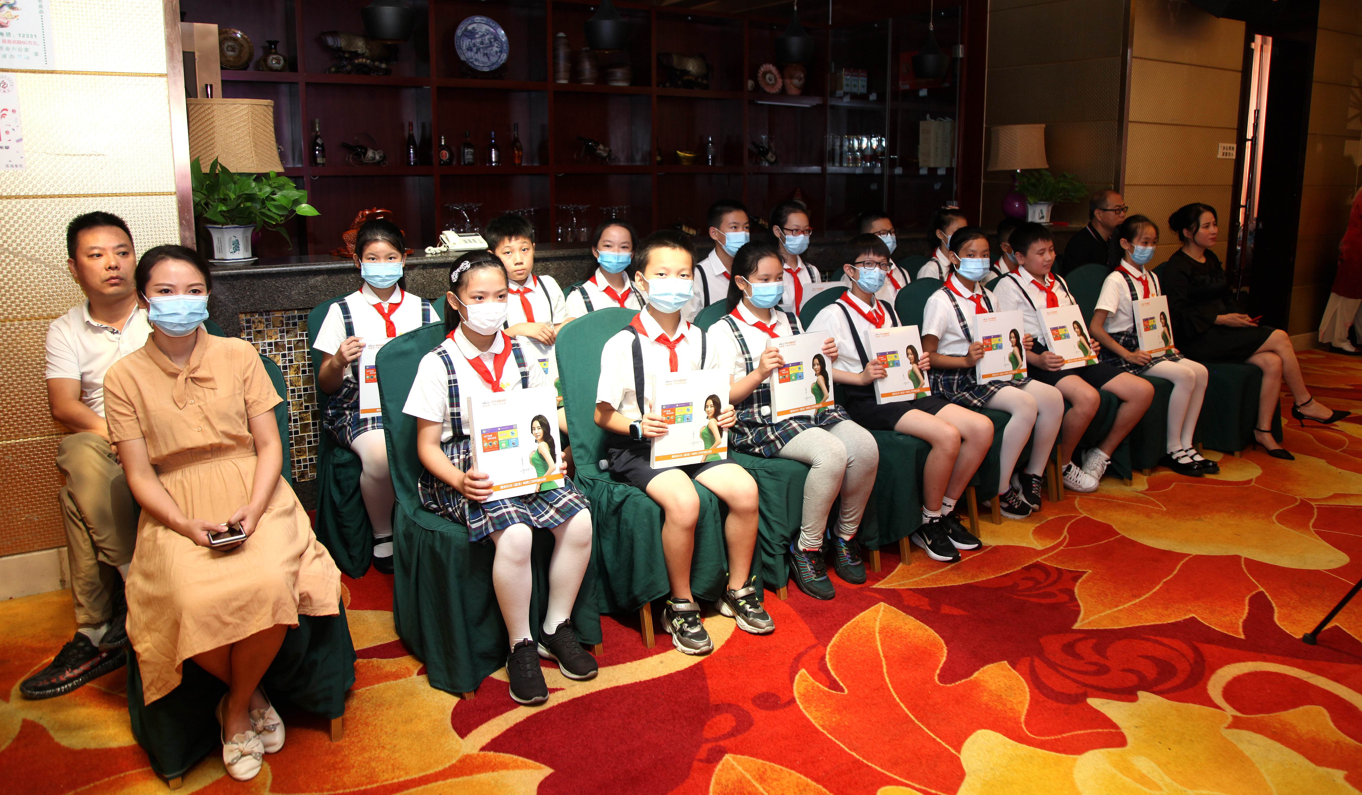 AI学习机捐赠项目启动仪式在成都举行