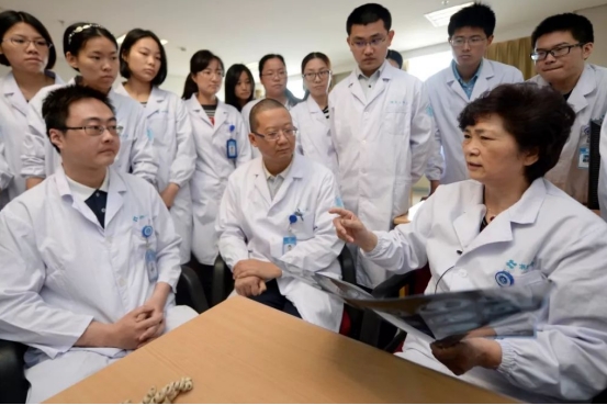 新版医学院“F4”出炉，北京协和稳居榜首，二三四名大变样