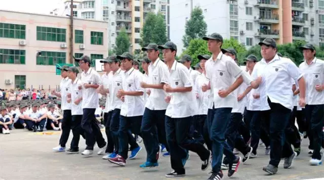 开学季！西安市52所中学校服大PK，比比谁家的最好看？