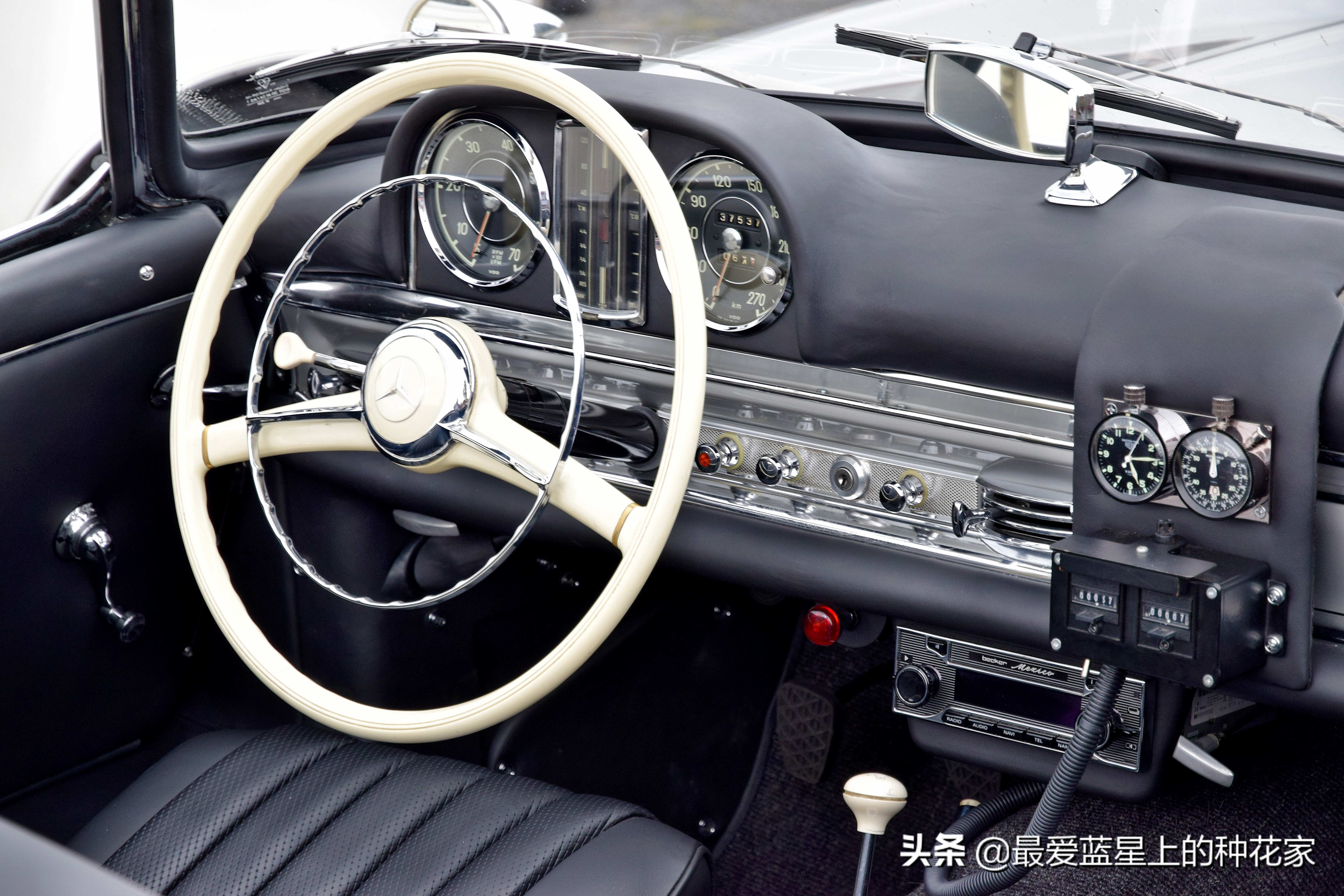 它就是跑车经典鸥翼门的引领者——梅赛德斯奔驰300SL