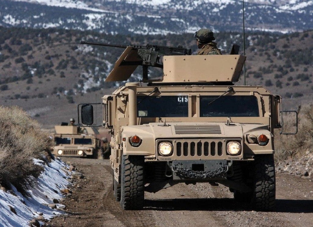 首先,相较于步兵战车等装甲载具,多地形越野车能够在复杂的地理条件下