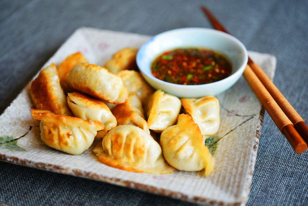 【藕丁猪肉煎饺】做法步骤图 香而不腻又能解馋 全-起舞食谱网