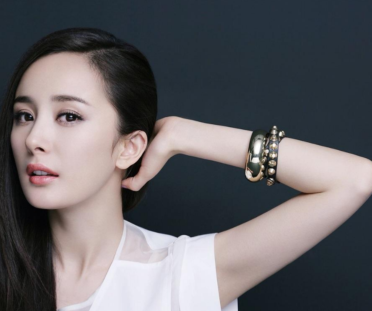 杨幂家里有3人考清华1人哈佛，她本人也是学霸，家庭环境很重要