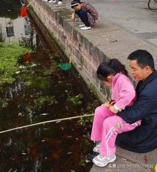 心如荷花天地宽，人生一笑岁月长；医海无涯必励钻，博采勤收受益