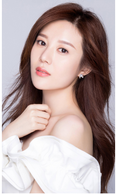 她出道便被姑父捧为女主，姑父另结新欢后，她也沦为了十八线演员