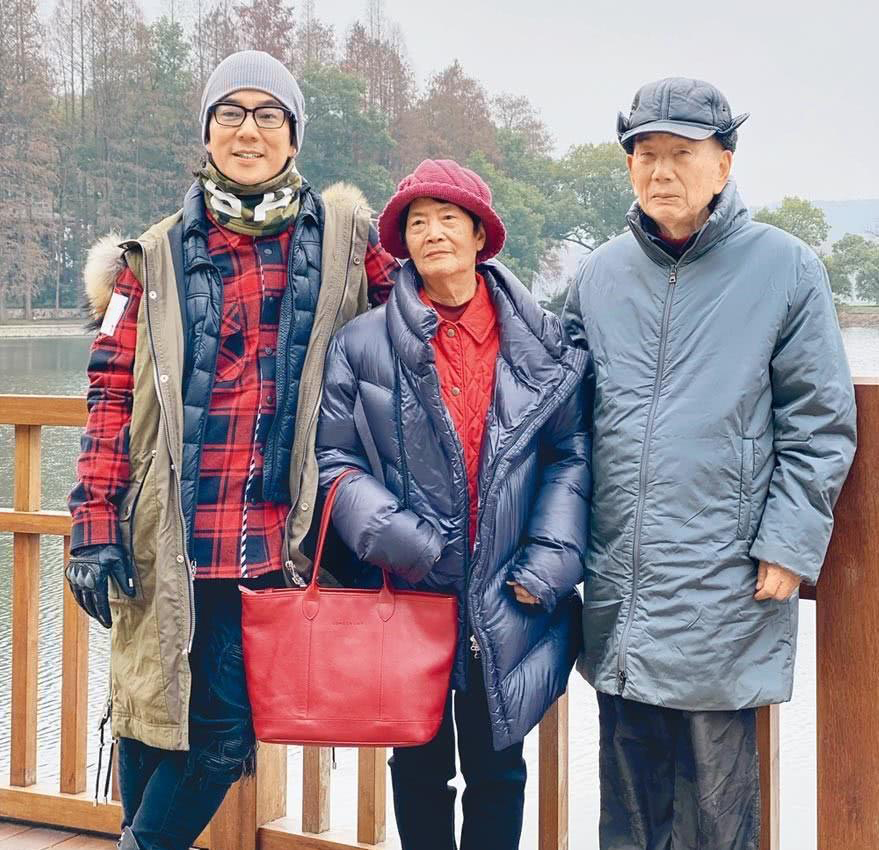 任贤齐：落魄时靠借钱度日，成名后带妻儿和父母回湖北武汉寻根