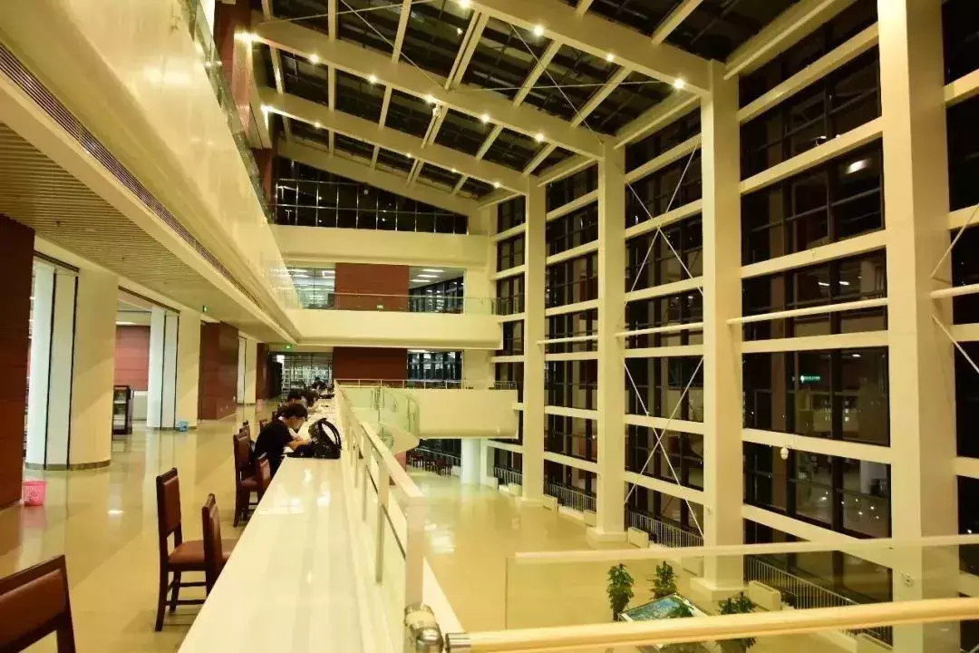 让学渣都“以身相许”的13个大学图书馆，这舒服，这惬意，不走了