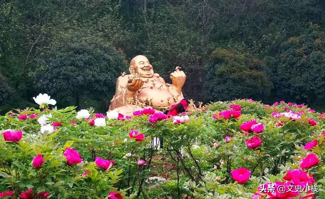 人间芳菲未尽，佳人伫立花海间，风拂裙裾，如诗如画，倾城之姿与繁花共舞。