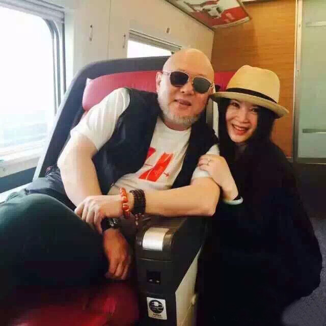 铁杆女歌迷，引领火风走出“不婚”沼泽地