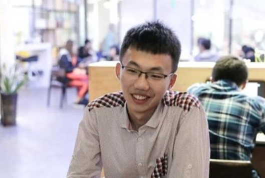 当代大学生在校现状，男同学扎堆在寝室打游戏，也不联系女生