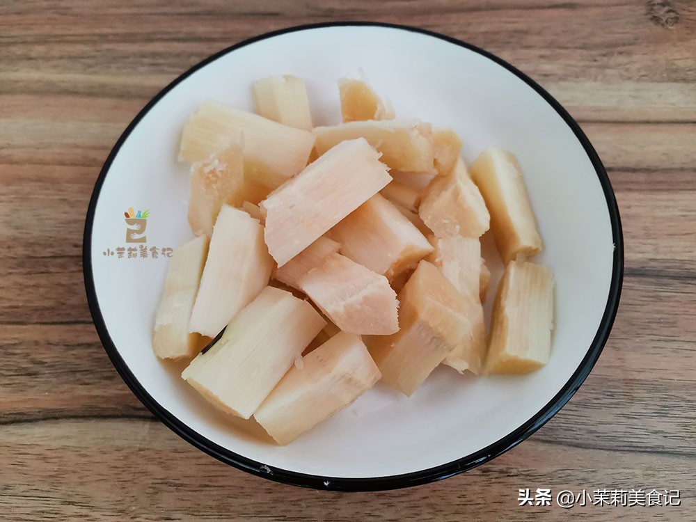 它是“补血果”，铁含量高，与苹果绝配，女性春季要常喝，好处多
