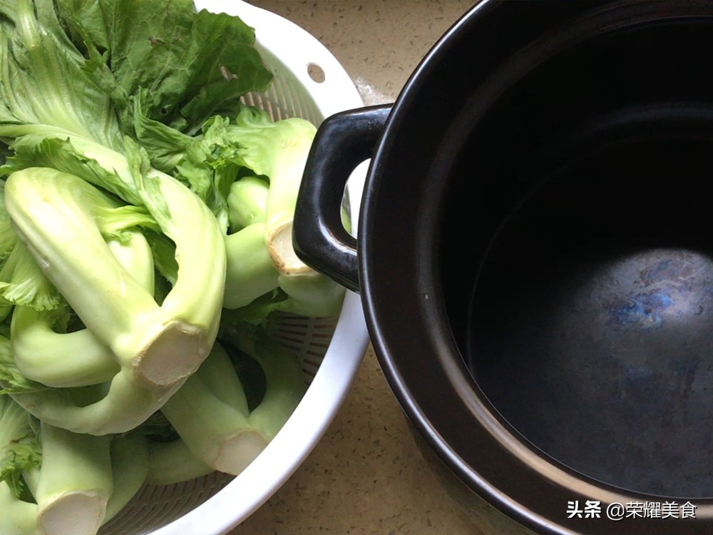 家传秘制的咸酸菜做法，5天就能吃了，色泽金黄又酸咸脆