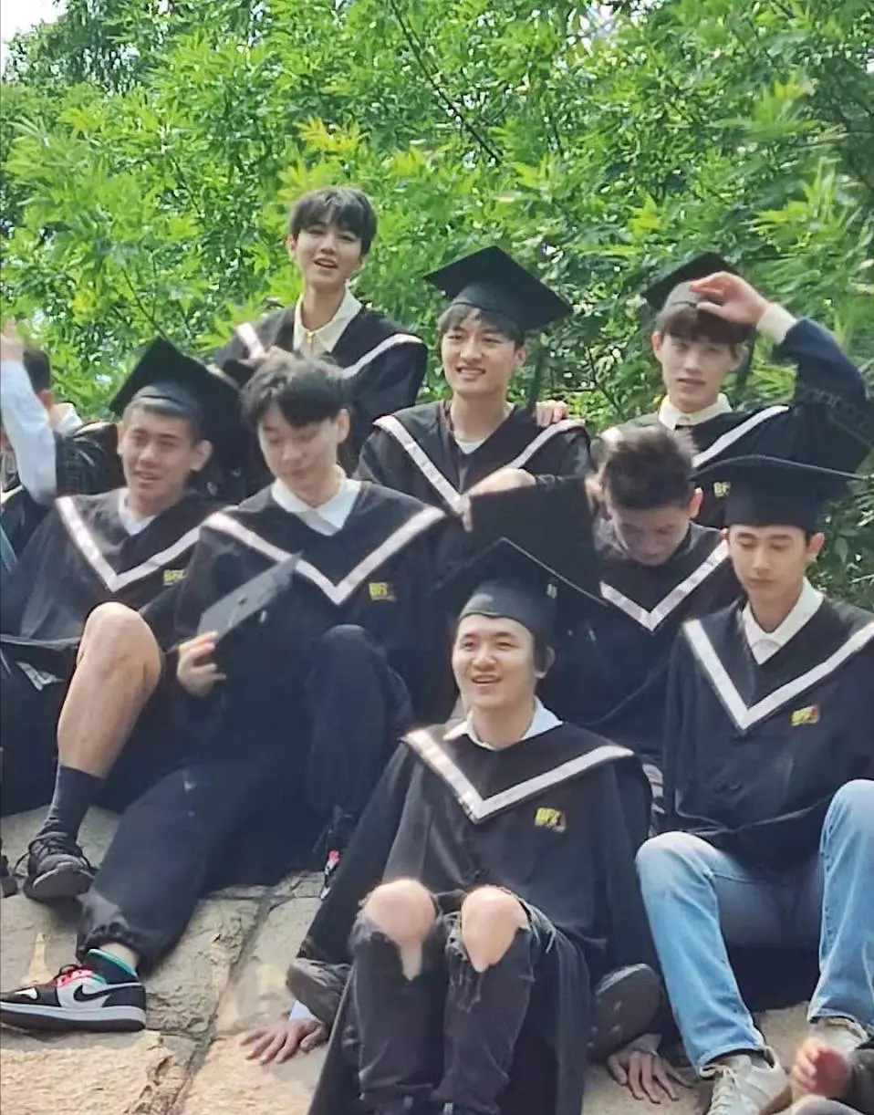 北电无滤镜毕业照曝光：关晓彤周也同框比美，王俊凯比同学嫩太多