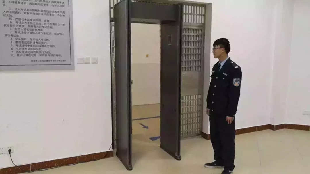 50岁重庆男子考科目一成考霸，10分钟交出满分答卷，竟是暗藏玄机！