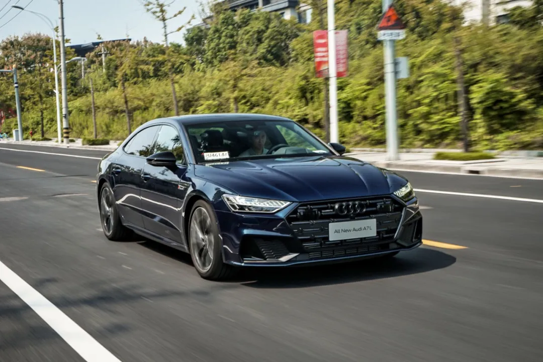 3.0T V6，5.6秒破百，配置比肩自家旗舰，看完价格我哭了