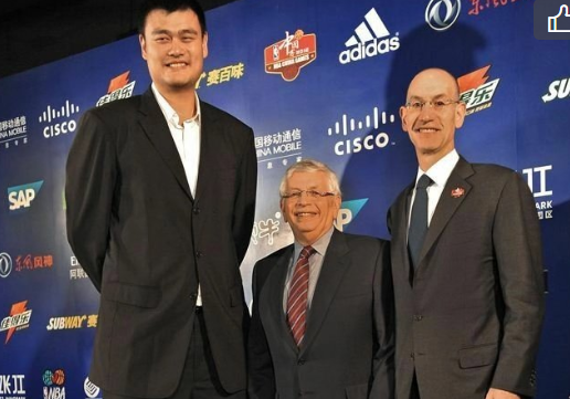 为什么能舒舒服服看nba(肖华要来上海公关，姚明非常生气！中国球迷：我明白为何能看NBA)