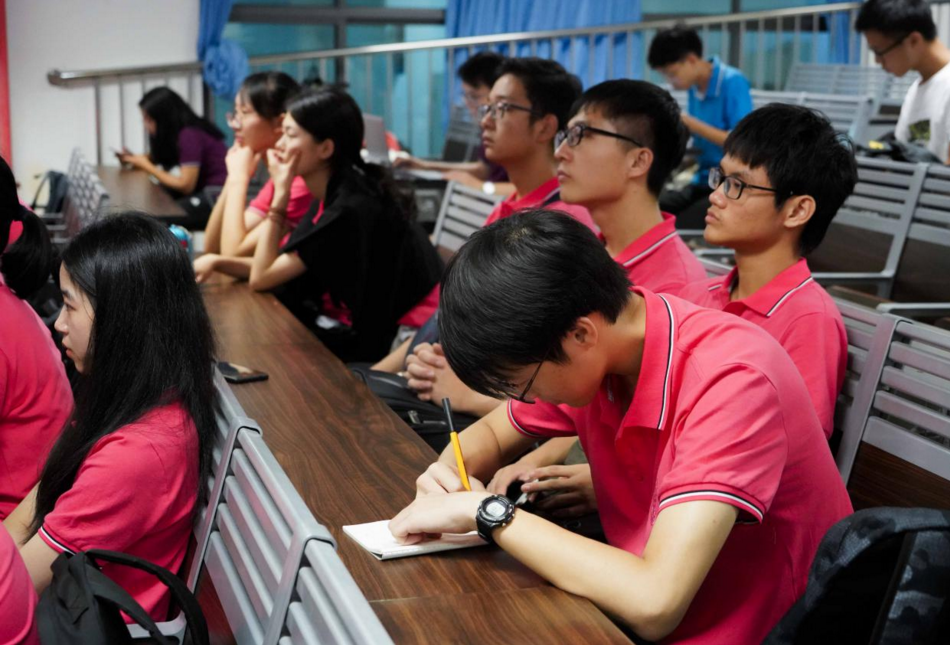 大学“就业率低”的专业，毕业很难顺利找到工作，名校学生也白费