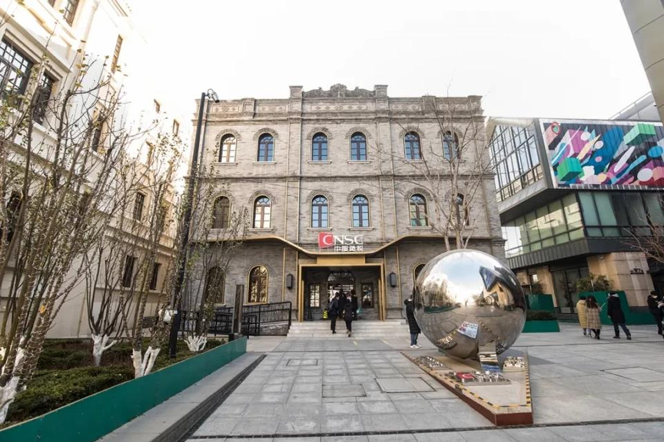 露华浓是美国知名的化妆品品牌，产品在全世界都很受欢迎。