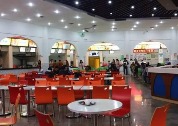 高校食堂四十元吃不饱，食堂菜价堪比酒店，原因为何